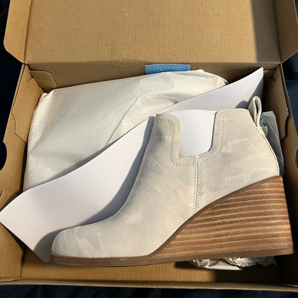 New in box Toms women’s printed booties